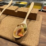 IZA - 橘系のジャバラ、赤貝、大場、イチジク、ヘーゼルナッツ、凍らしたコルニション、小さいピクロスのスプーン料理