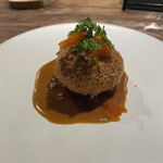 IZA - クリームコロッケ。オマールエビのアメリケーノソースで　　　　　　　　　　　　エビの卵、セルフィーユ、オマールエビアメリ系のソース、パプリカ、ベシャメルソース、カニ、ディル