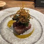 IZA - 脱水して〆たマグロ、乾燥させたケール、トレビス、グリルしたミカン果汁のソース