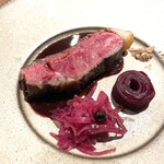 IZA - Carne
      和牛のミスジ、赤ワインソース、beats、赤ワインにリンゴビネガー