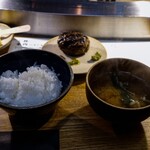 Hikiniku To Kome - 挽肉と米定食1800円、ハンバーグはジューシーだし米もふっくらと炊けてました。