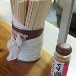 Dekunobou - 割り箸の脇に七味唐辛子
