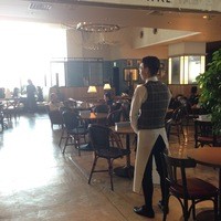 THE THEATRE TABLE - 日差しが気持ちよい店内