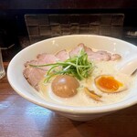 中華蕎麦 葛 - 出し蕎麦
      本枯れ節と二種の醤油・チャーシュー・玉ねぎ・青ねぎ
      特上（味玉・チャーシュー増し）
      味玉TP