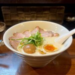 中華蕎麦 葛 - 出し蕎麦
      本枯れ節と二種の醤油・チャーシュー・玉ねぎ・青ねぎ
      特上（味玉・チャーシュー増し）
      味玉TP