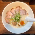 中華蕎麦 葛 - 出し蕎麦
            本枯れ節と二種の醤油・チャーシュー・玉ねぎ・青ねぎ
            特上（味玉・チャーシュー増し）
            味玉TP