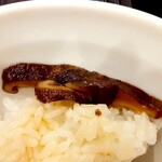 楊銘宇 黄燜鶏米飯 - しいたけだけ引っ張り出したのは、食感と噛むと出てくる味わいがどうもお高め感ありありで。