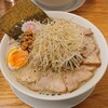 中華そば 馥 - 料理写真:ねぎチャーシュー麺(セルフのフライドガーリック、白ゴマトッピング後)