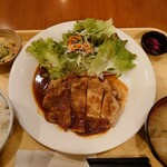 洋風居酒屋　でみぐら亭 - 料理写真:豚ロースのポークソテー、900円
+ ライスセット (味噌汁・漬物付)、350円。