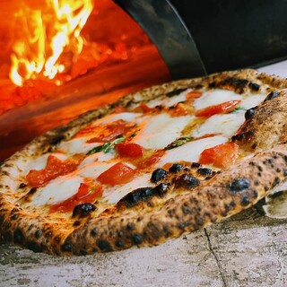 ナポリ仕込みの薪窯ピッツァ◆季節ごとに愉しめる多彩な一皿