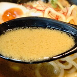 麺屋 貝夢 - “スープ”は“牡蠣をベースに鶏ガラスープと3種のだしを合わせ“たというこだわりの”スープ“で、”ポタージュ“のような味わいを持つ美味しさです。