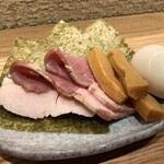 つけ麺 和 東京本店 - 特製のトッピング、鶏チャーシューがしっとりしてて美味