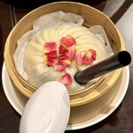 Taiwan Ryouri Riaru Taipei - 大籠包。小籠包6つ分のサイズ。ストローで中のスープを頂きます。