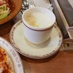 Saizeriya - ドリンクバーとかでは大体こういう泡系(カフェラテ)を先ず飲みます