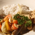 BUKO BAR - 野菜カレー。右端の厚揚げに見えるものは、おそらく豆腐を揚げたもの。中までザクザクに揚がっていて、柔らかいところはありません。