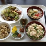 ホテルオーシャン - 朝御飯は、沖縄そば2種（スタンダードとゆし豆腐）、ジューシー、サラダ、ベーコン、天ぷら。