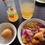 ホテルオーシャン - 朝御飯デザートは、ヨーグルトにシリアル、フルーツカクテルのせ、ブルーベリーソース掛けとアンダーサダーギ？をアセロラフルーツ酢ジュースで。