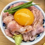 大衆焼肉しんすけ - 即イキ生牛丼　799円