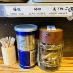 Sugoi Niboshi Ramen Nagi - カウンターにある調味料