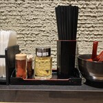 つけ麺 和 - カウンター前の諸々。味変のフルーツ酢で優しい自然な甘さと酸味が広がる