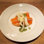 スガハラ - サーモンマリネ + イタリア産 ウイキョウのサラダ 香草オイル