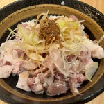 つけ麺 和 - 気まぐれ丼。低温調理かやんわらかーーーい鳥豚チャーシューのミックス的な。この上に乗ったニンニクミソと混ぜると絶品。