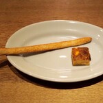 スガハラ - 自家製グリッシーニ & 玉葱のフリッタータ