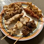 とり皮家けん蔵 - 砂ずり(100円)、豚バラ、博多とり皮(熟成とり皮)、ハツ、パリ皮(塩)、ホルモン、バラシソ(各120円)