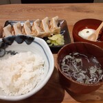 Nikujiru Gyouzano Dandadan - しばし待っての肉汁焼餃子ランチ７５０円のご飯は少なめ(値段に変更は無し)。そのため「温玉」はそのままいっちゃいました(笑)