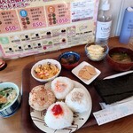 CAFE BAR ぐりーでぃー - 料理写真:日替わりランチCセット おかず3品  1,050円、鮭+70(税込)。
すじこ 350円(税込)。
和風ツナマヨ 220円(税込)。
ピリ辛大人のおにぎり 200円(税込)。