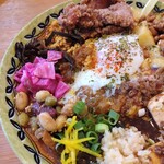 Karihausu Mashara - ３種盛りスパイス納豆マシャーーラチキン麻婆豆腐温玉