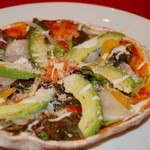 スキマ - 帆立とアボカドのサラダピザ　990ｙｅｎ