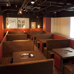 モイジャ - 店内にはモニターが9台設置してあり、店内のどの席に座っていても映像を見ることができます。お客様が韓国、また韓国を料理のみならず、空間ごと楽しむことができるように工夫を凝らしています。　