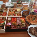 千里山荘 - 他の料理と共に新年のお昼