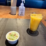 アルデバラン - コールスローサラダとオレンジジュース