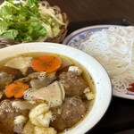 GIA DINH - 甘めのニョクマムベースのつけスープは豚肉を中心に具沢山でなかなか濃厚。根菜の滋味が溢れる。