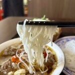 GIA DINH - ブンはモッタリしていますが、スープに浸けるとこんな風にツルンと解れます。