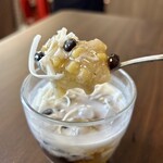 GIA DINH - 見えているのはココナッツフレーク、トロっとしたキマメゼリー、小豆。