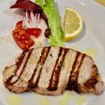 TRATTORIA ACCADI - 私のメインは豚肉のグリル　プリミと合わせて何と12€とは破格です