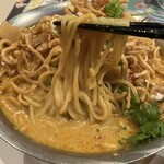 アジアンダイニングバー SAPANA - カオソイ麺上げ