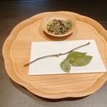 Auberge TOKITO - ◼️始まりのお茶: さざんかが、ダンコウバイの枝入り