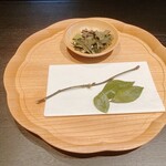 230403302 - ◼️始まりのお茶: さざんかが、ダンコウバイの枝入り