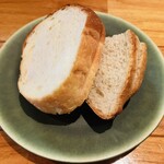 イタリア料理 スペランツァ - 【自家製パン】パルミジャーノを練り込んだパンとライ麦パン