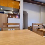 Hiiragi - 店内はクリーム色の壁、ウッドカラーの調度品、混んでもいませんし寛げる雰囲気、BGMはJAZZピアノ
                        お席はテーブル4席×1卓、テーブル2席×5卓の合計14席