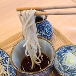 Hiiragi - 盛り蕎麦
                        つゆは鰹節&昆布の出汁と濃い醤油を合わせたものでエッジが立っています
                        蕎麦はつゆに1/3ほど浸けてズッと啜ると口腔内に鰹と醤油の香りが広がります