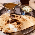 インドネパール料理 ヒマラヤキッチン - 日替わりカレー　直径約35cmの金属プレート。