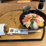 海楽 - 料理写真:海鮮丼ランチ 550円 安すぎるから仕方ないけど少しさみしい