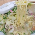 Seiryuu - 蒸し麺は中細で、黄色