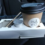 ハサミとコーヒー - ドリンク写真:トレイ ホットコーヒー BRAZL(ブラジル) 砂糖・ミルク・マドラー付き