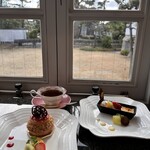 カフェラウンジ The Gin - カウンター席からはホテル庭が望めます